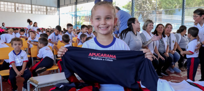 Apucarana entrega uniformes e materiais didáticos para estudantes da rede municipal