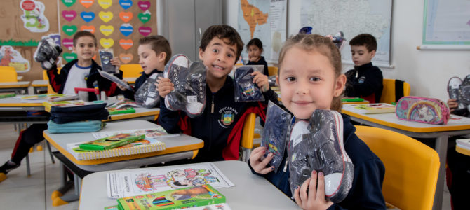 Apucarana distribui tênis e meias aos alunos da rede municipal de educação