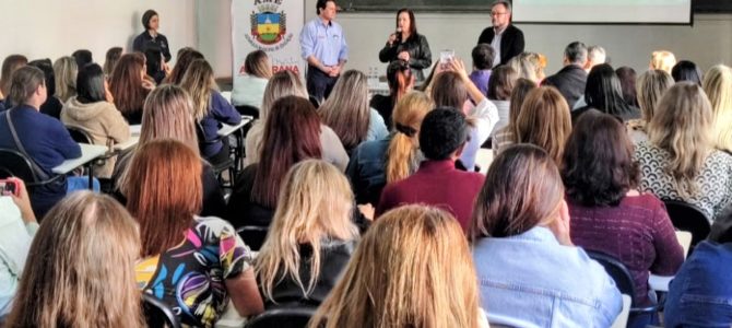 Professor Dr. César Nunes ministra formação continuada aos diretores e coordenadores pedagógicos da rede municipal de Apucarana