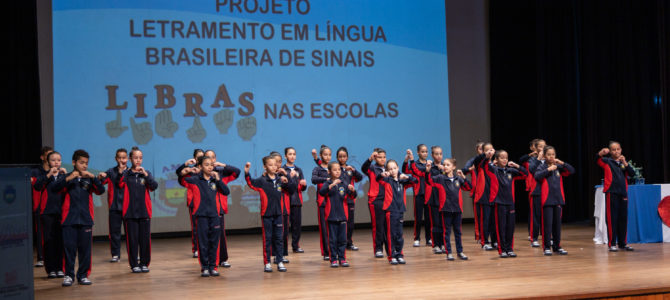 Ensino de língua de sinais completa um ano na rede municipal de Apucarana