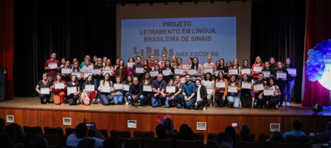 Setenta e cinco apucaranenses concluem formação em Libras