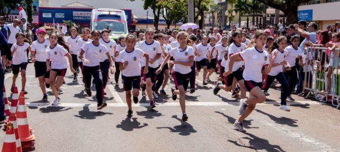 Circuito de Corridas de Rua das Escolas Municipais é realizado com sucesso na Praça Rui Barbosa