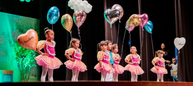 Alunos da educação infantil encantam o público com apresentações musicais