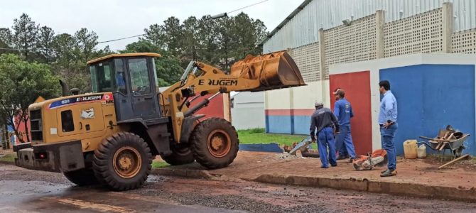 Prefeitura de Apucarana realiza limpeza em escolas após fortes chuvas