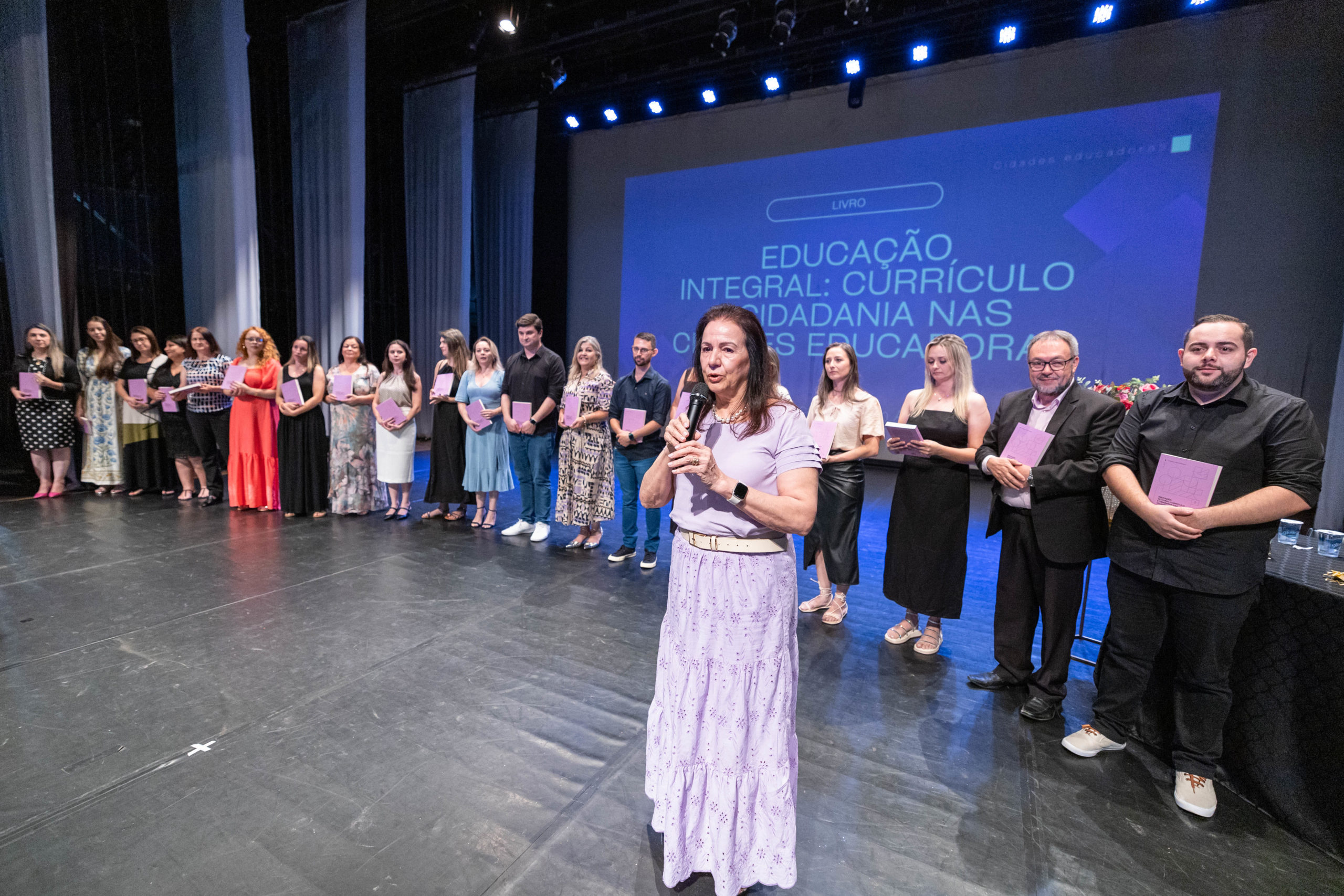 Apucarana publica livro sobre Educação Integral nas Cidades Educadoras