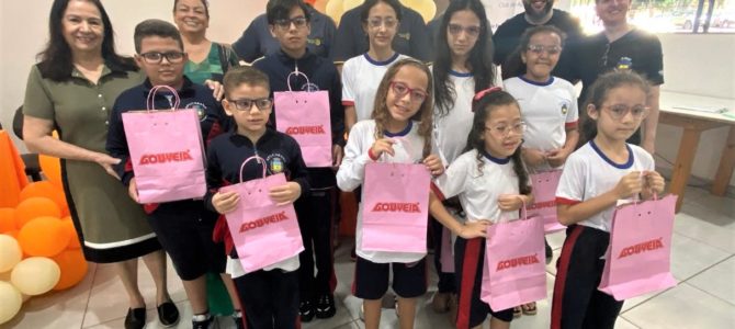 Rotary entrega óculos a 12 estudantes da rede municipal de Apucarana