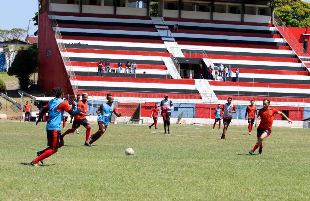 Secretaria de Saúde libera jogos de futebol, e Paranaense pode