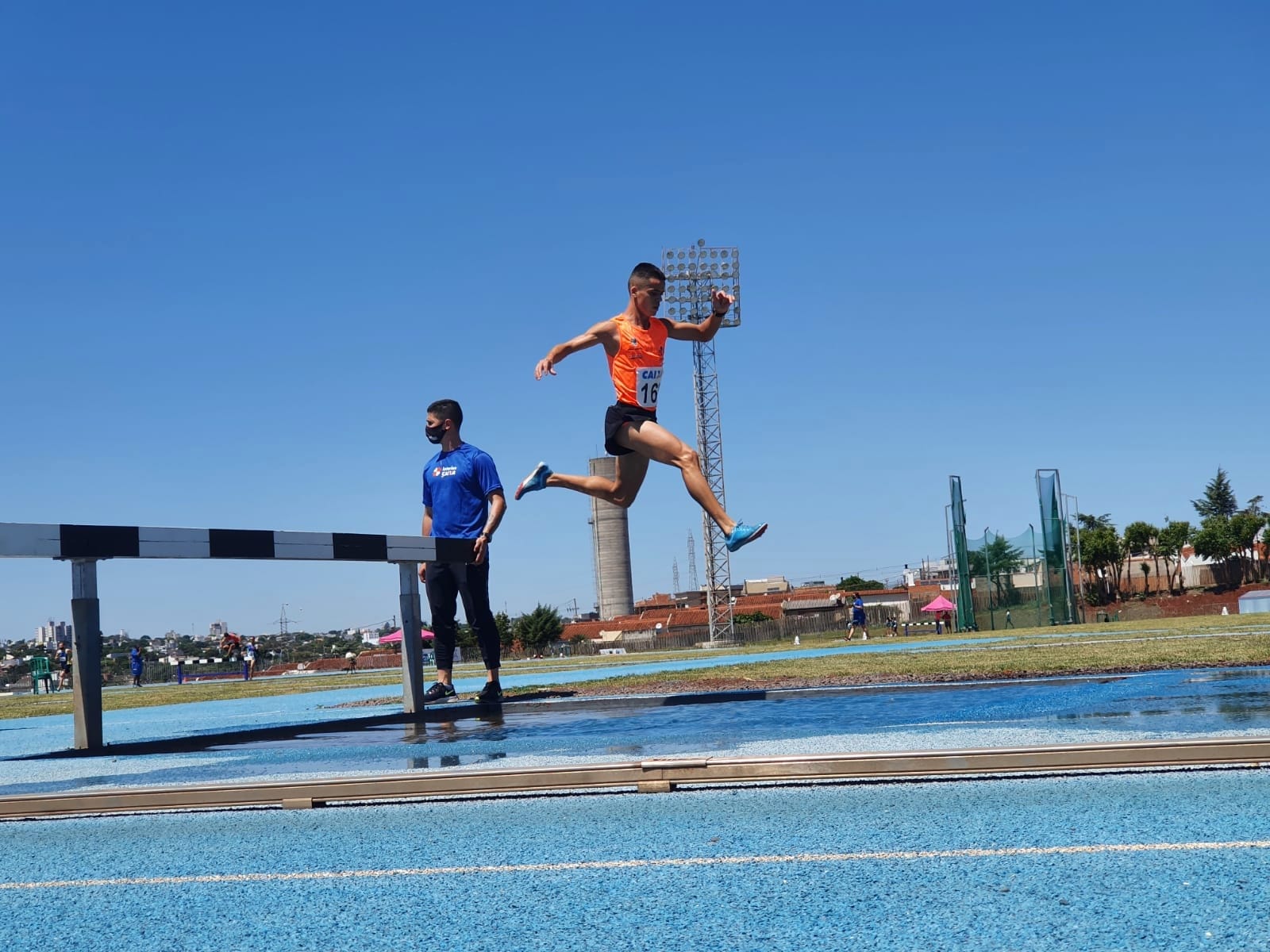 Atletas da Escolinha AMO Atletismo participam do Torneio Escolar