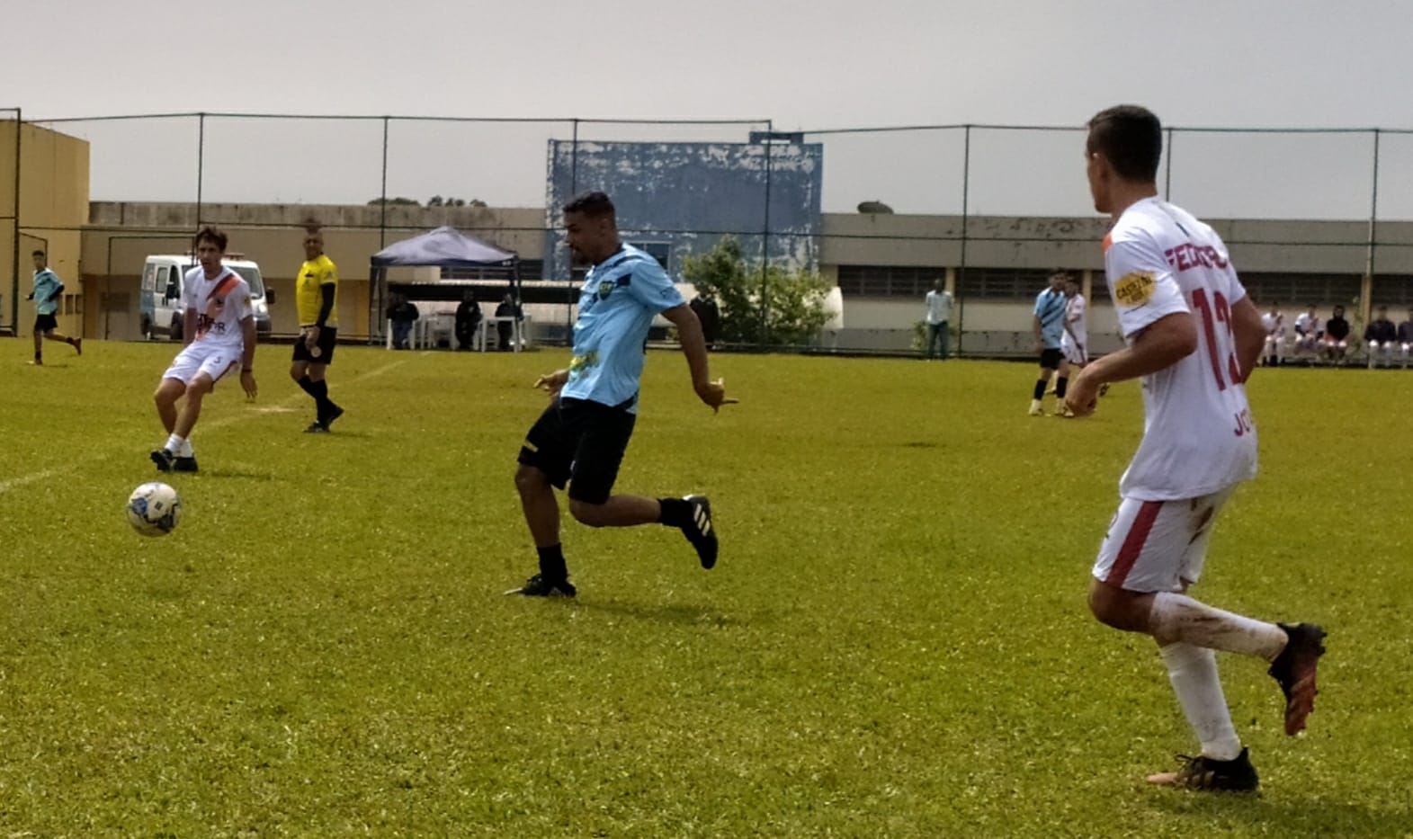 único campo de futebol de desenho de linha contínua na tela do smartphone.  futebol de futebol