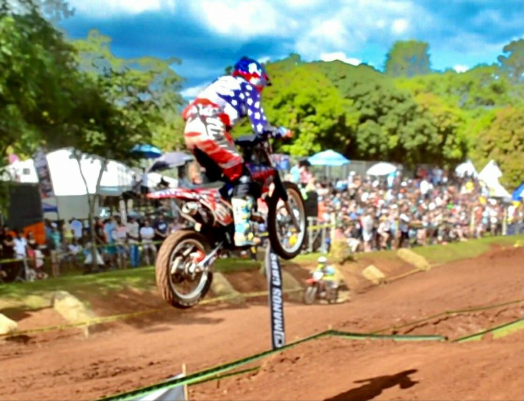 Mini Piloto de Motocross de Nova Aurora é destaque no Paraná
