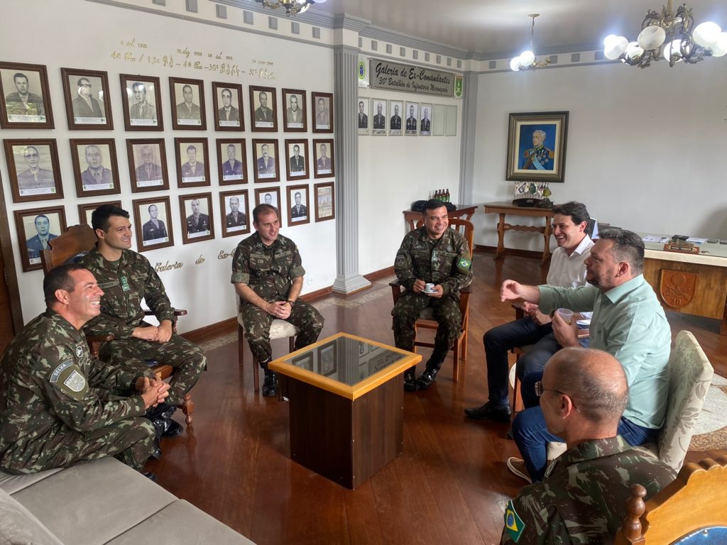 Prefeito e representantes do Exército discutem instalação do