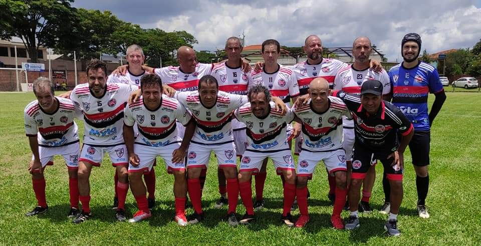 Escola Menino Jesus - As meninas da equipe master de vôlei vão