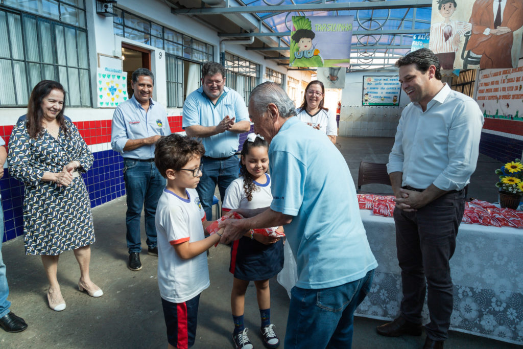 Prefeitura de Rio Branco entrega 34 kits de jogos educativos para