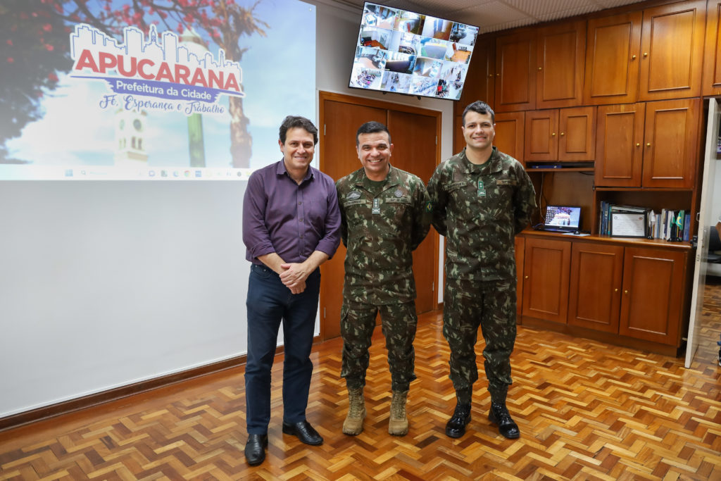 Polícia Militar desfila com nova padronização de uniforme e viatura